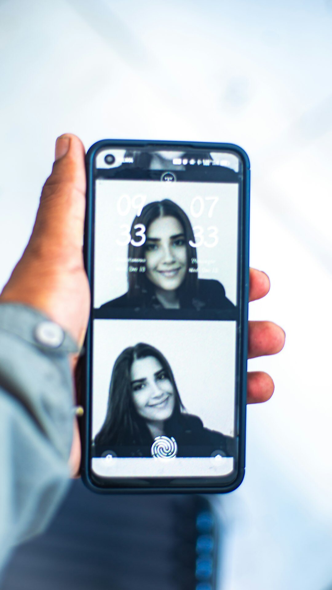 teenager using social media